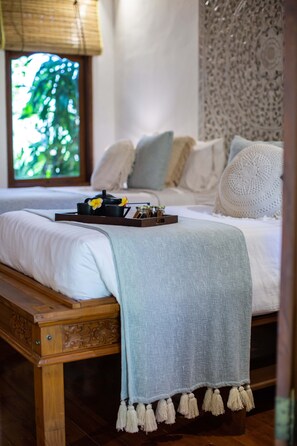 Standard Suite, 1 King Bed, Garden View