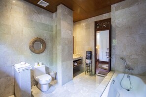 Familien-Suite, 2 Queen-Betten, Gartenblick | Badezimmer