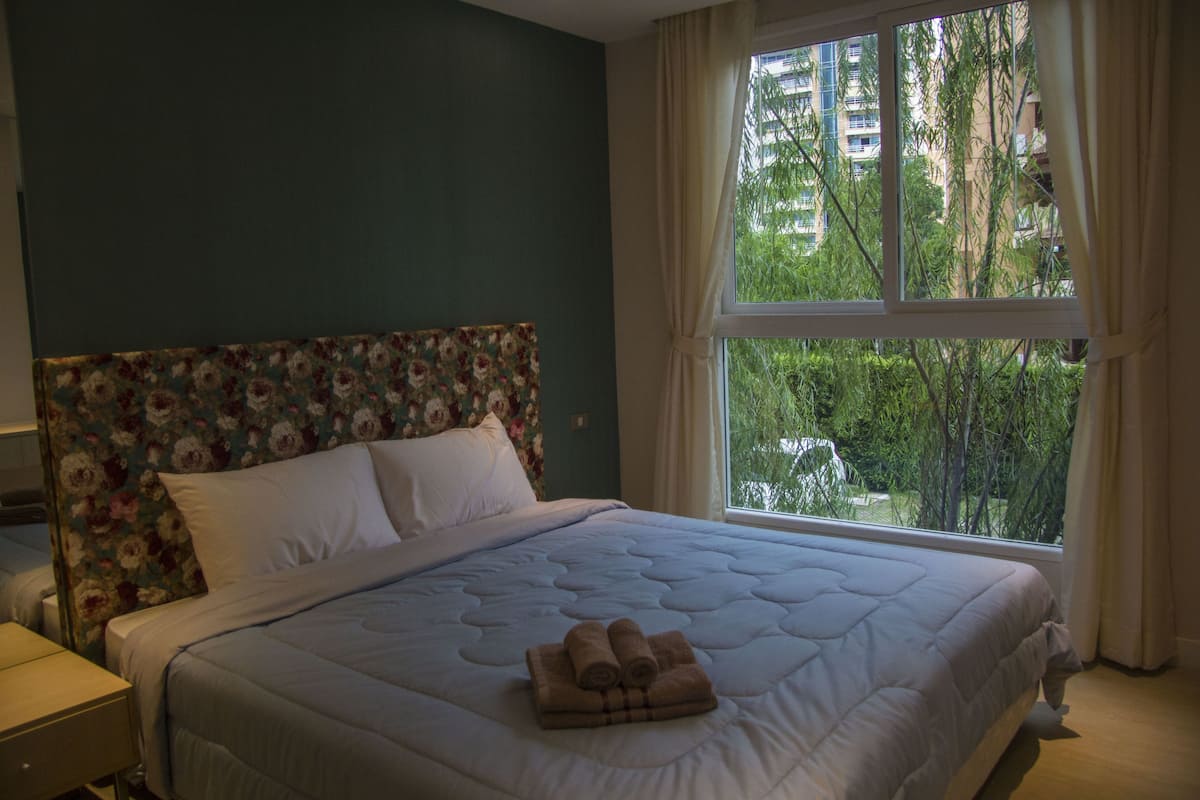 Family Apartment, 1 King Bed with Sofa bed, Garden View