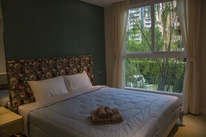 Family Apartment, 1 King Bed with Sofa bed, Garden View