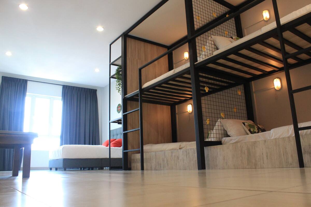Superior 2 Bedrooms with 2 Queen Beds & 2 Double Decker Single Beds | 收费 WiFi、床单