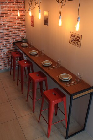 Superior 2 Bedrooms with 2 Queen Beds & 2 Double Decker Single Beds | Essbereich im Zimmer