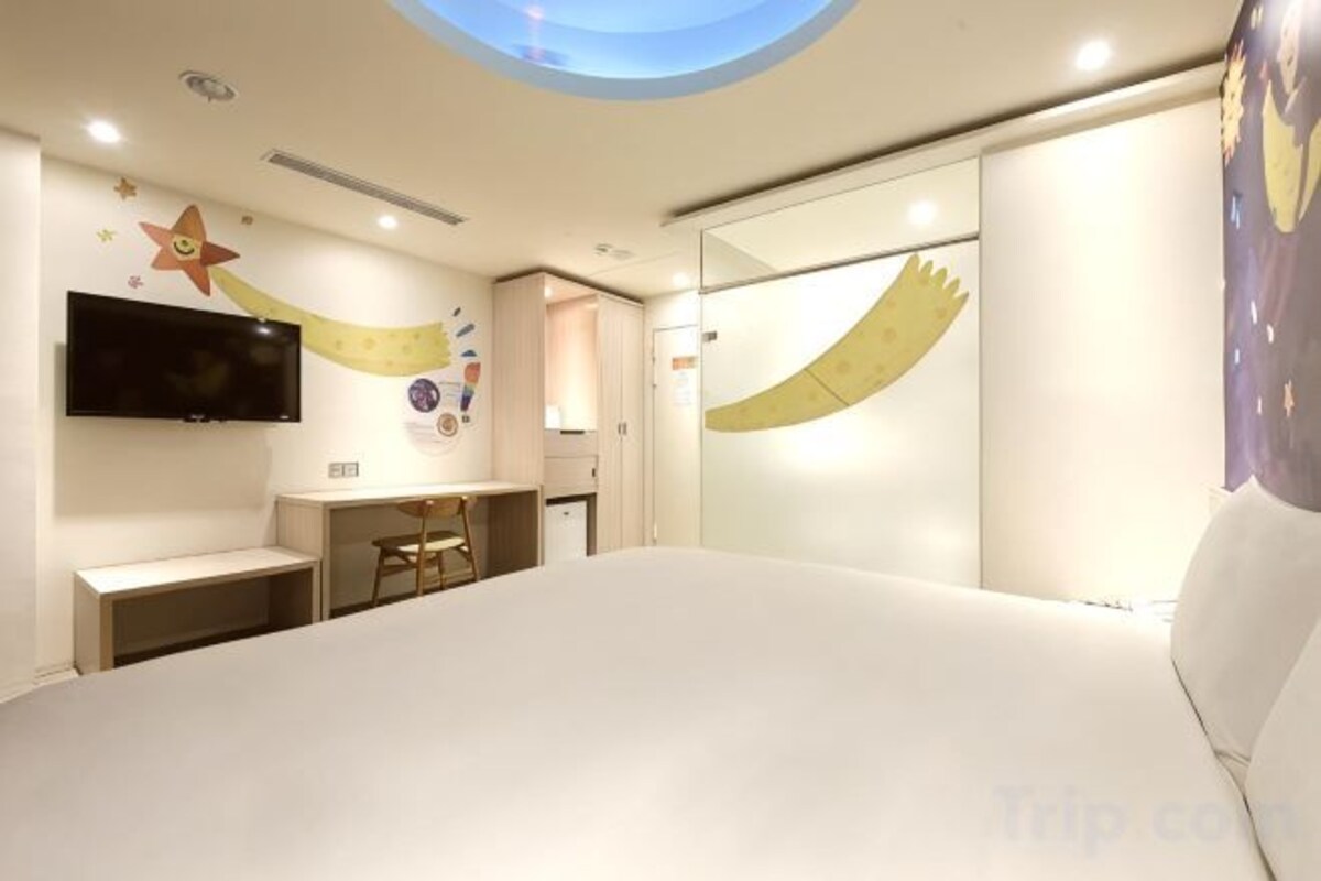 King Room With Roll-In Shower - Disability Access