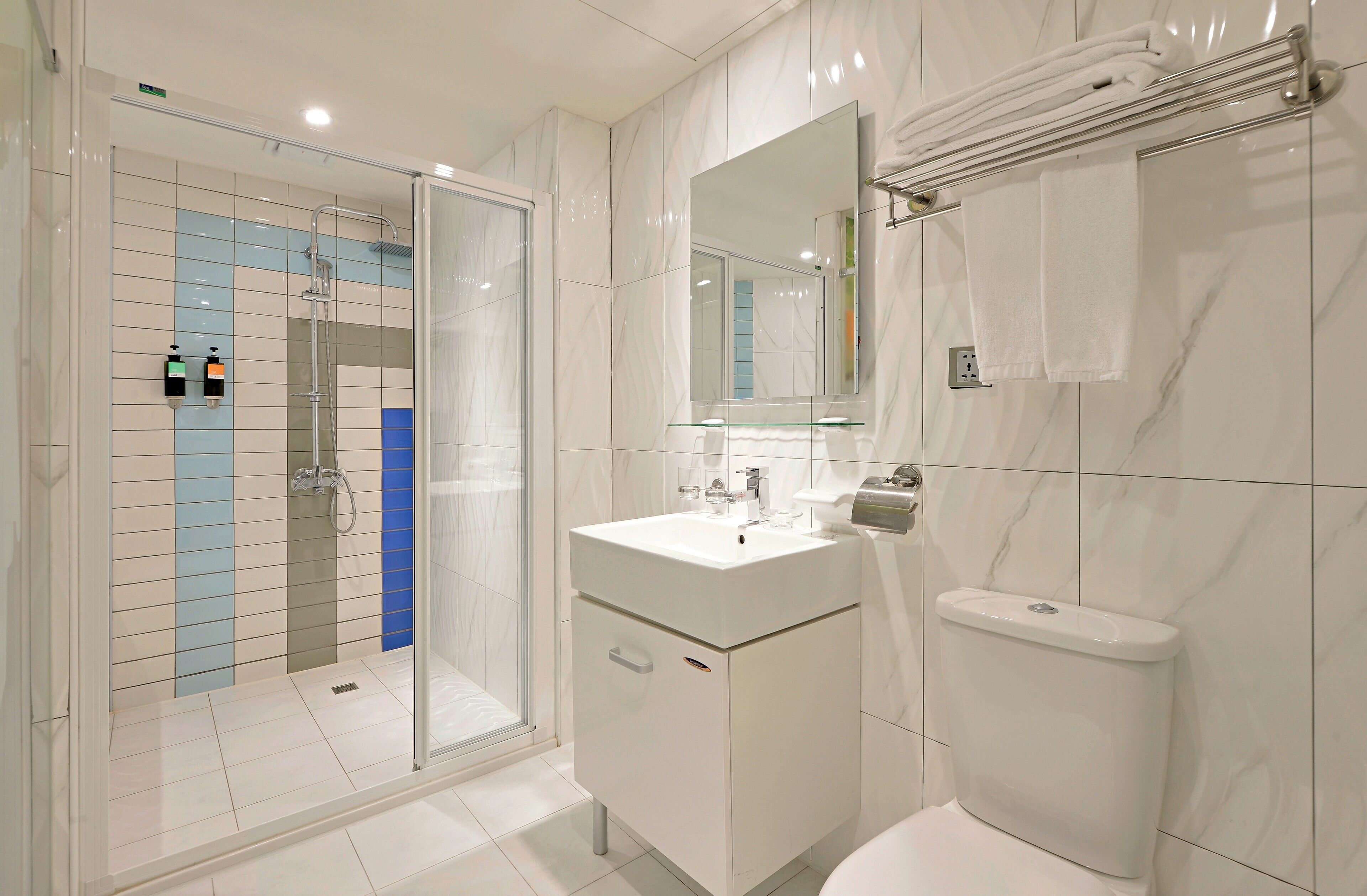 signature double room, 1 king bed, bathtub | bathroom | free toiletries, hair dryer, slippers, towels