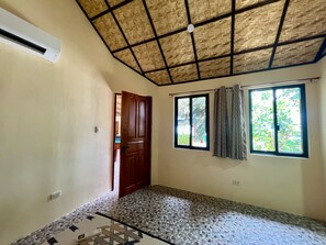 Quarto luxo | Ferros/tábuas de passar roupa, Wi-Fi de cortesia, roupa de cama