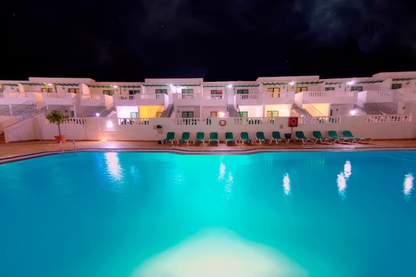 Außenpool, Sonnenschirme, Liegestühle