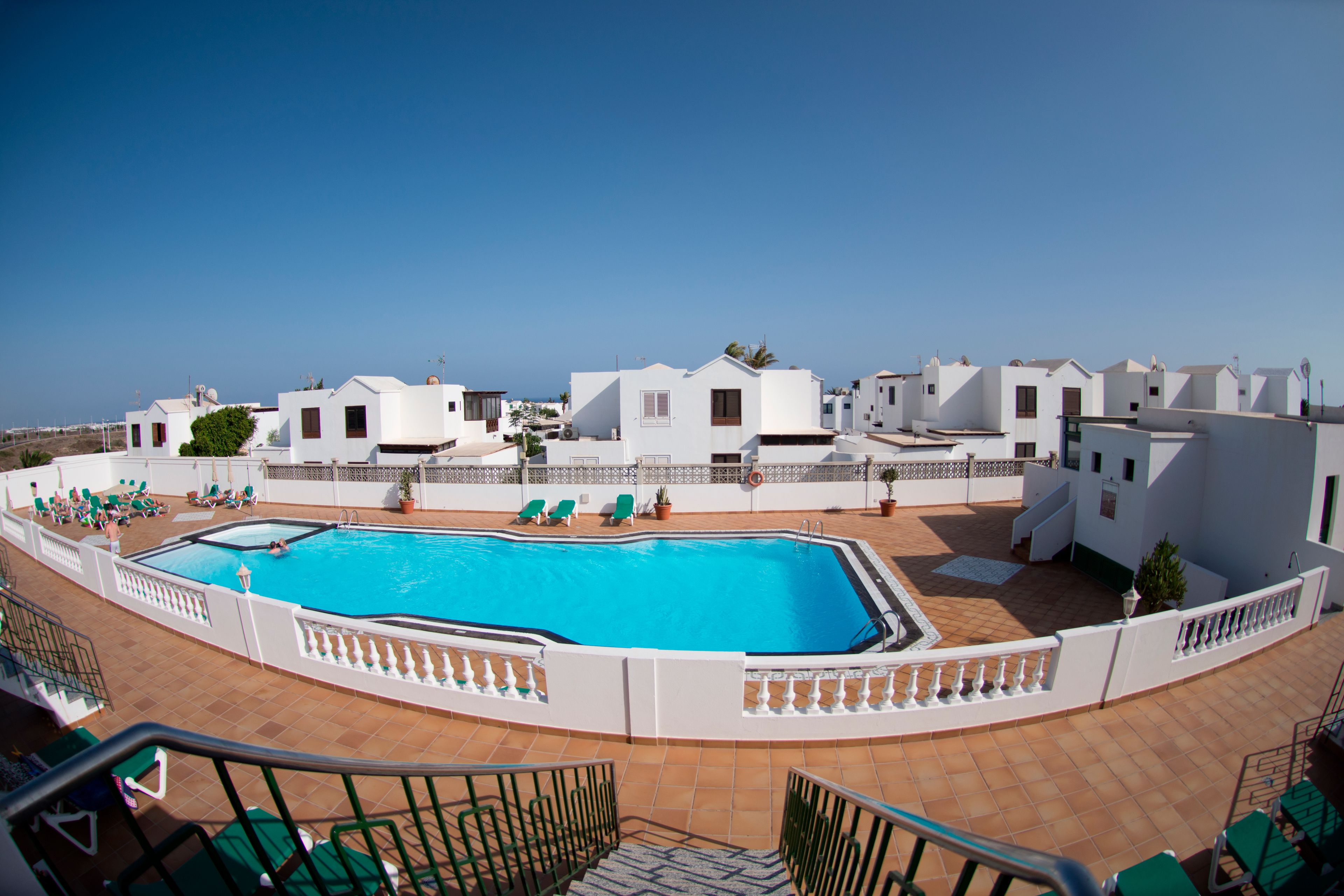 Ulkouima-allas, aurinkovarjoja, aurinkotuoleja