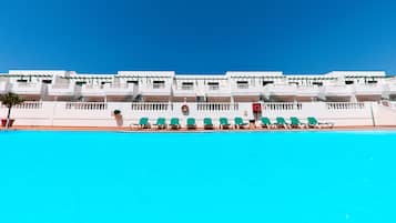 Außenpool, Sonnenschirme, Liegestühle