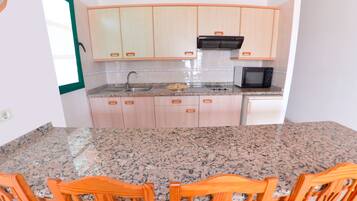 Full-sized fridge, microwave, stovetop, electric kettle