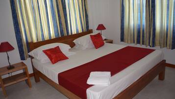 2 Schlafzimmer, individuell eingerichtet, Schreibtisch