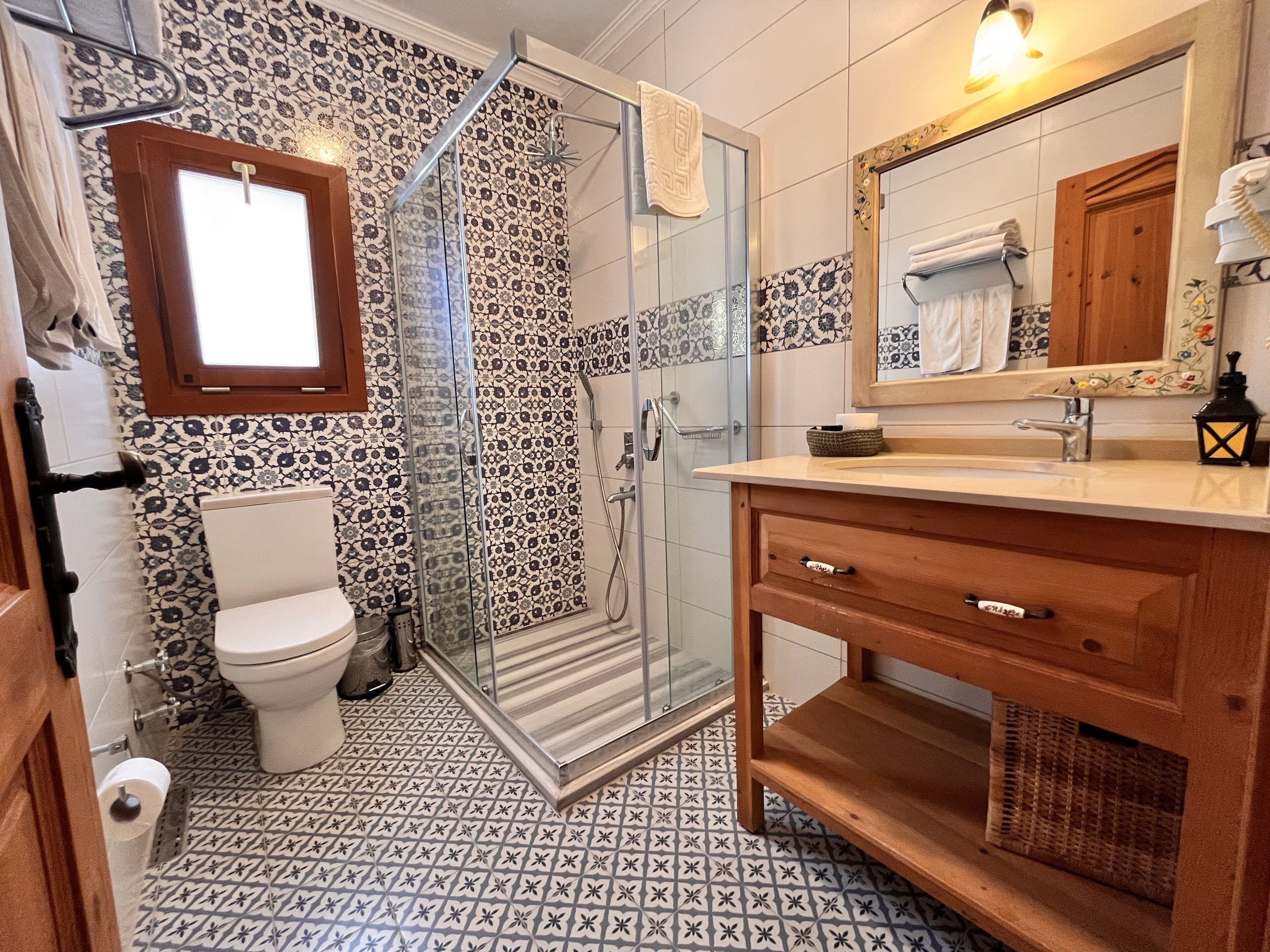Un baño con inodoro, ducha y lavamanos.