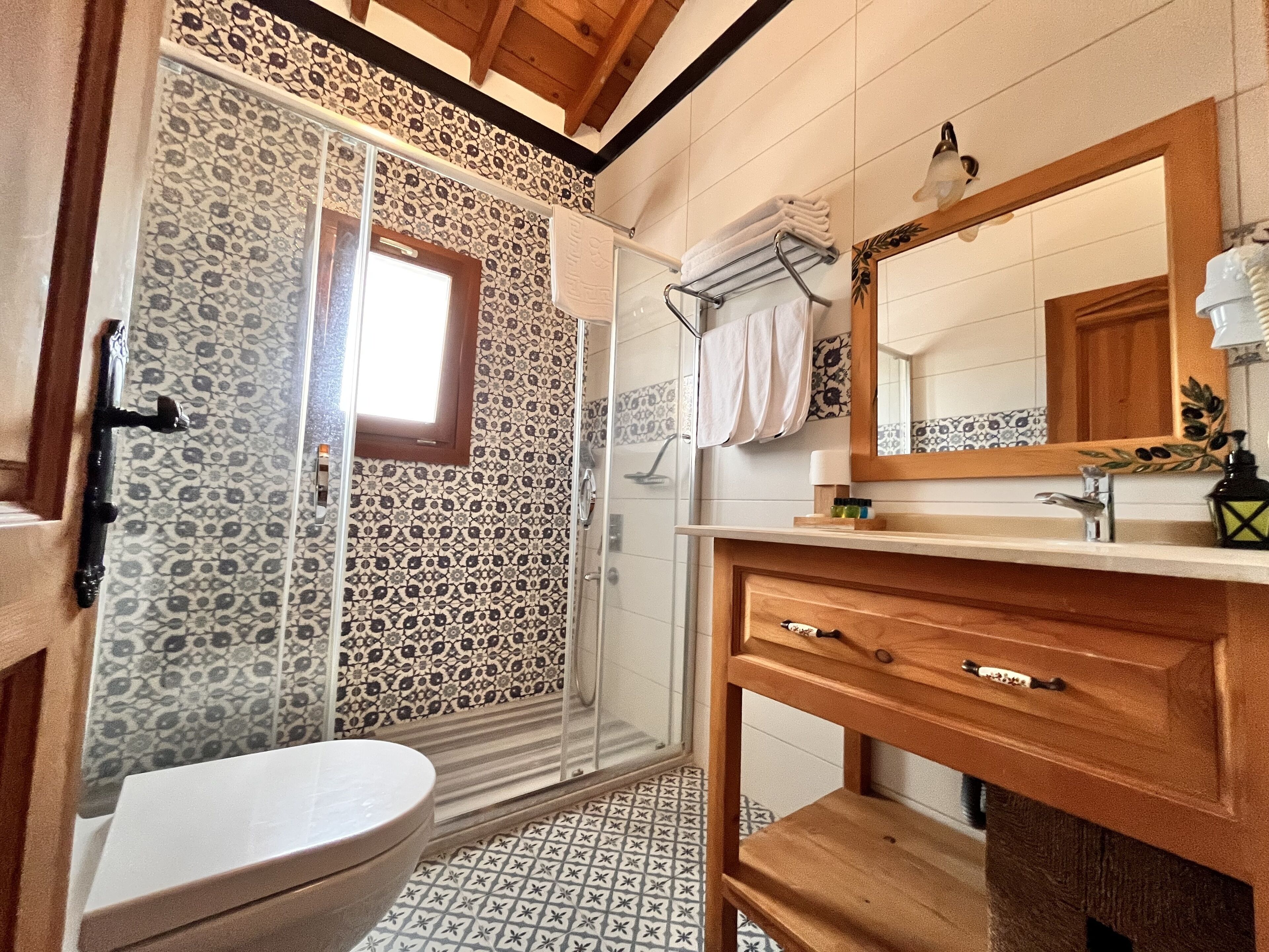 Habitació triple Deluxe, vistes al pati | Bany | Dutxa, articles de tocador gratuïts, assecador de cabells i sabatilles 