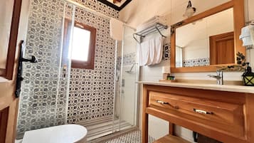 Habitació triple Deluxe, vistes al pati | Bany | Dutxa, articles de tocador gratuïts, assecador de cabells i sabatilles
