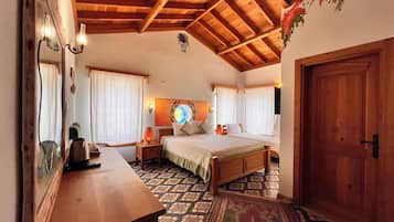 Tripla Deluxe | Minibar (con alcuni snack e alcune bevande gratis), una scrivania