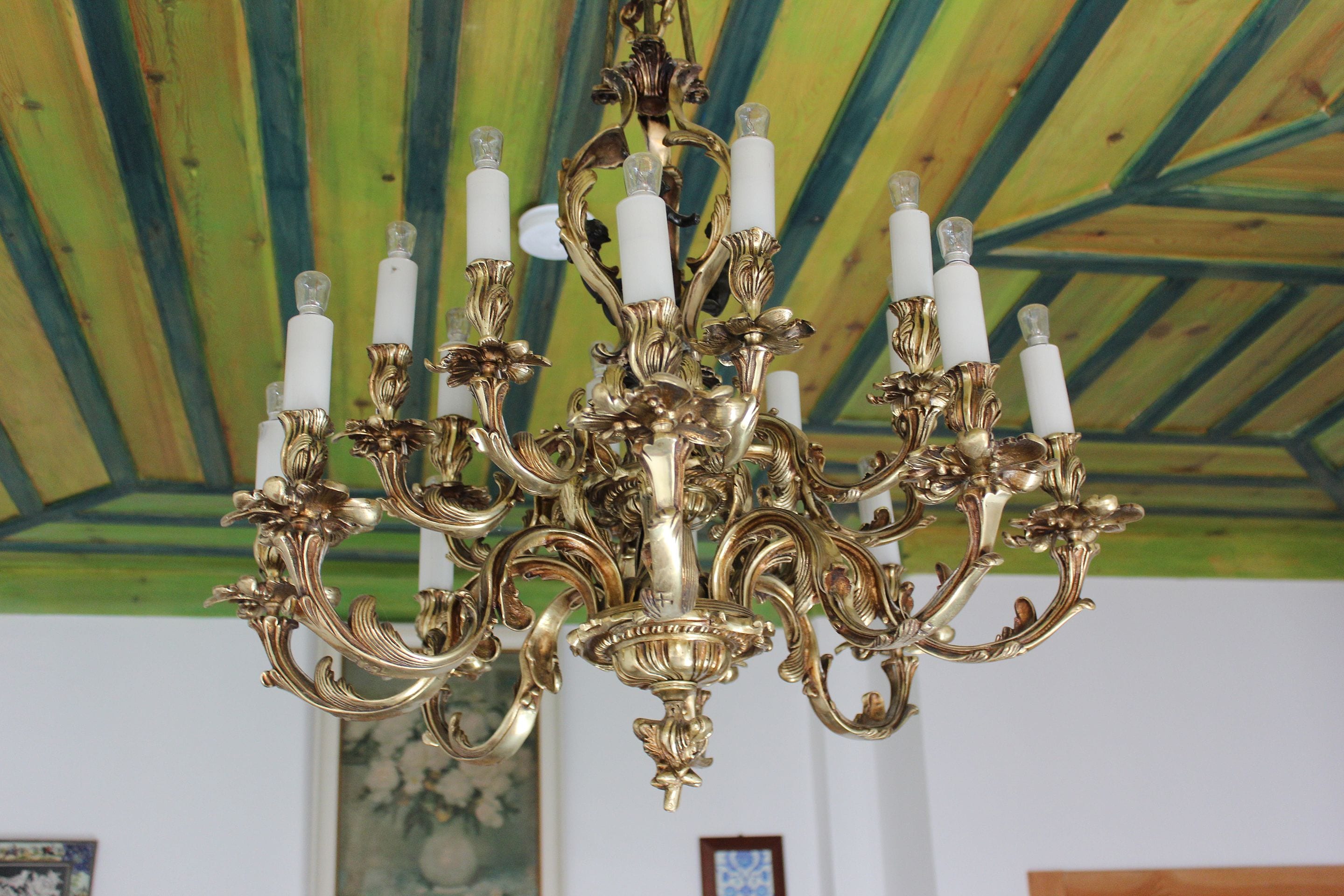 Un candelabrum amb diverses armes i llums semblants a espelmes.