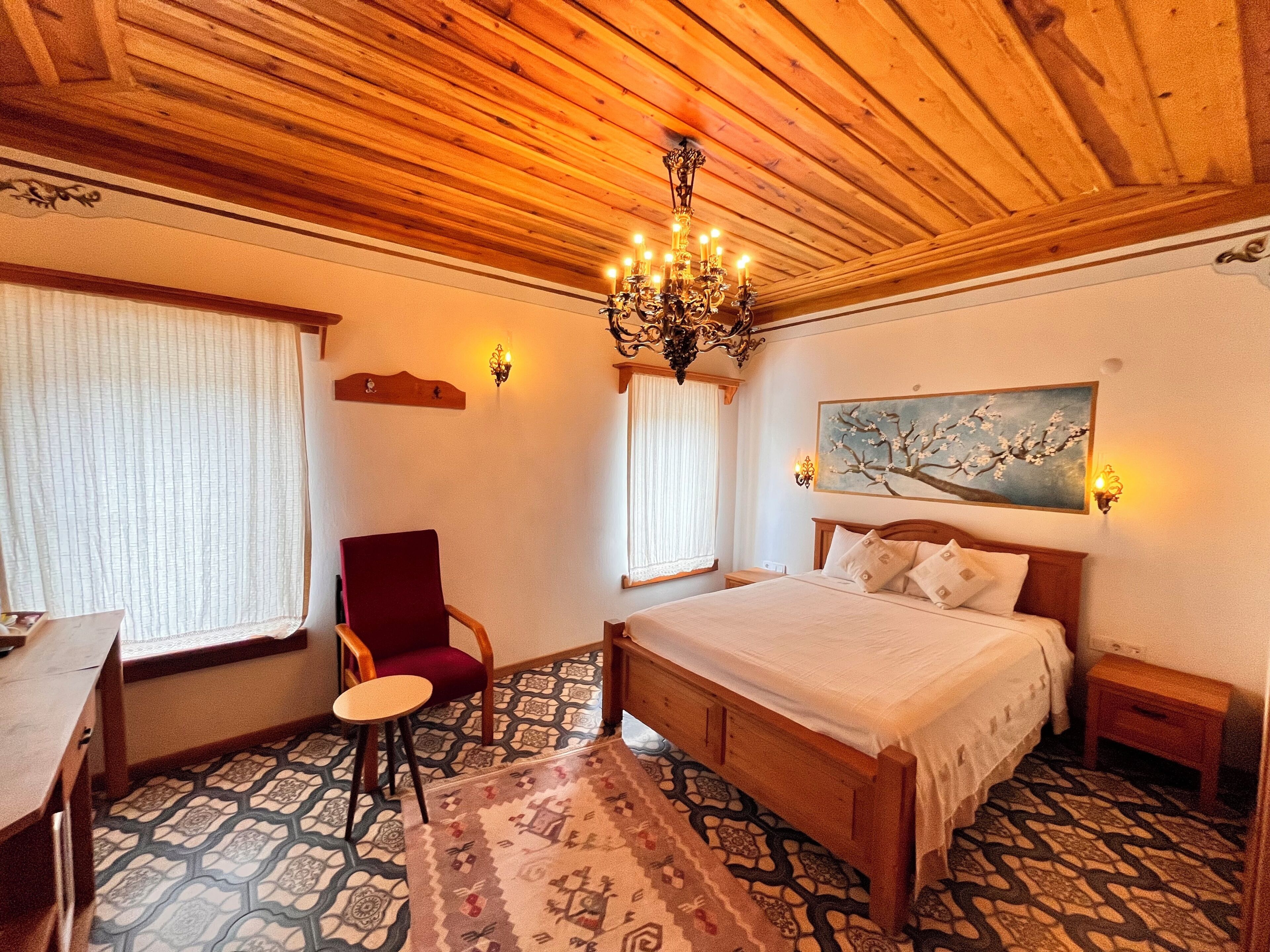 Dobbeltrom – deluxe, bakgårdsutsikt | Minibarvarer (inkludert), skrivebord og wi-fi (inkludert)