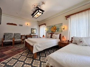 Artículos del minibar gratis, escritorio, wifi gratis y ropa de cama 