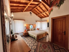 Habitación triple Deluxe, vistas al patio | Minibar (con algunos artículos gratuitos), escritorio, wifi gratis