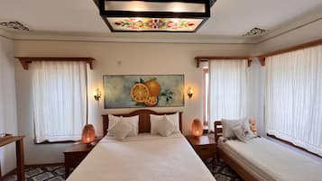 Habitació triple Deluxe, vistes a la ciutat | Minibar amb articles gratuïts, escriptori i wifi gratuïta