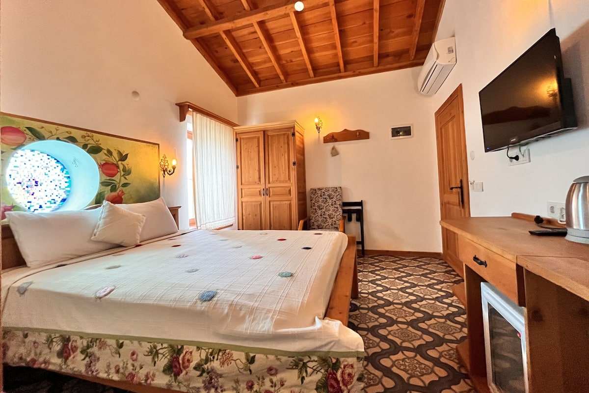 Deluxe Double Room, Garden View | Free minibar items, desk, free WiFi