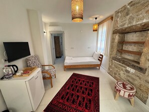 Free minibar items, desk, free WiFi, bed sheets - Eski Datça Otel (Datça)