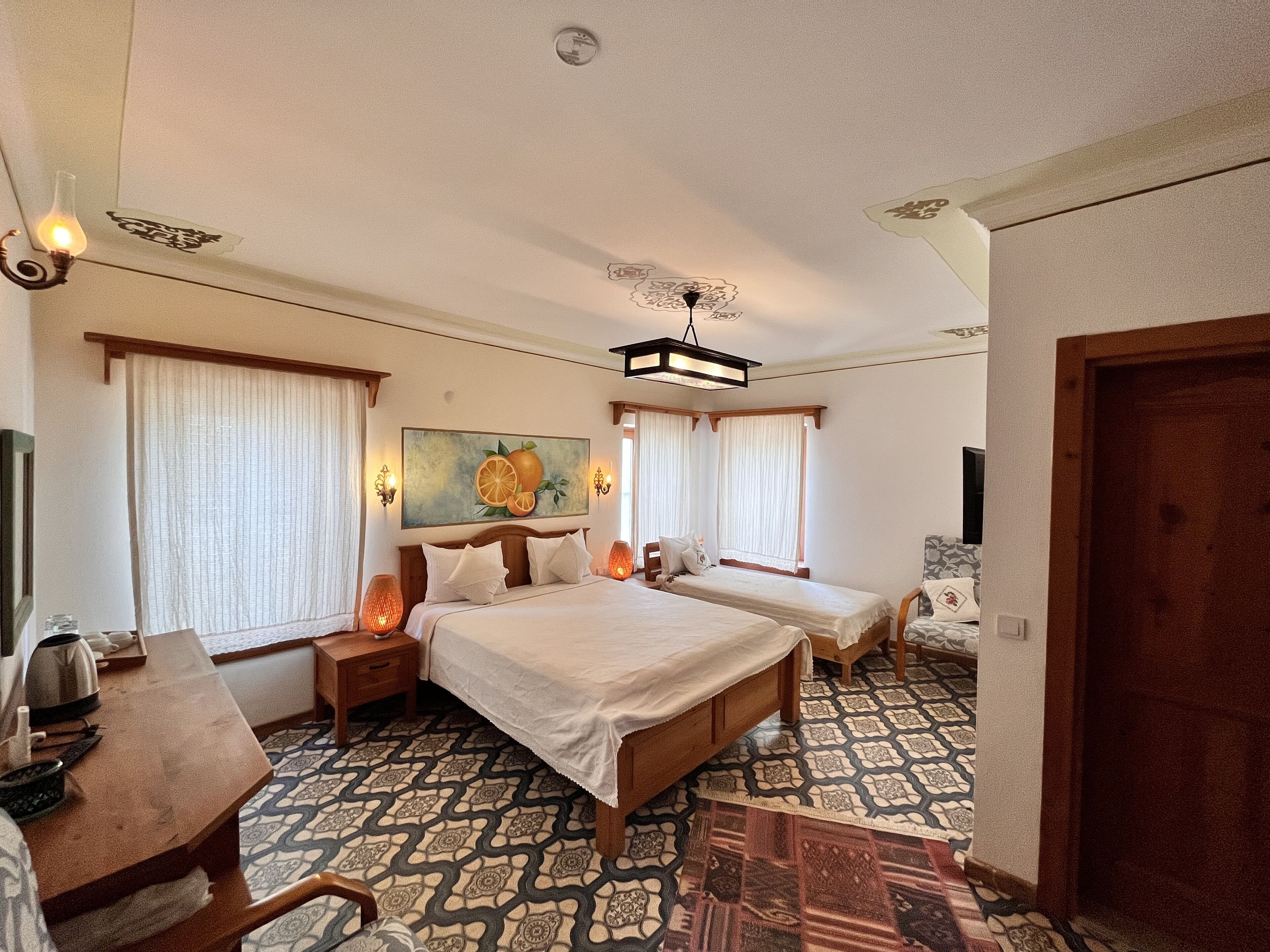 Habitació triple Deluxe, vistes a la ciutat | Minibar amb articles gratuïts, escriptori i wifi gratuïta 