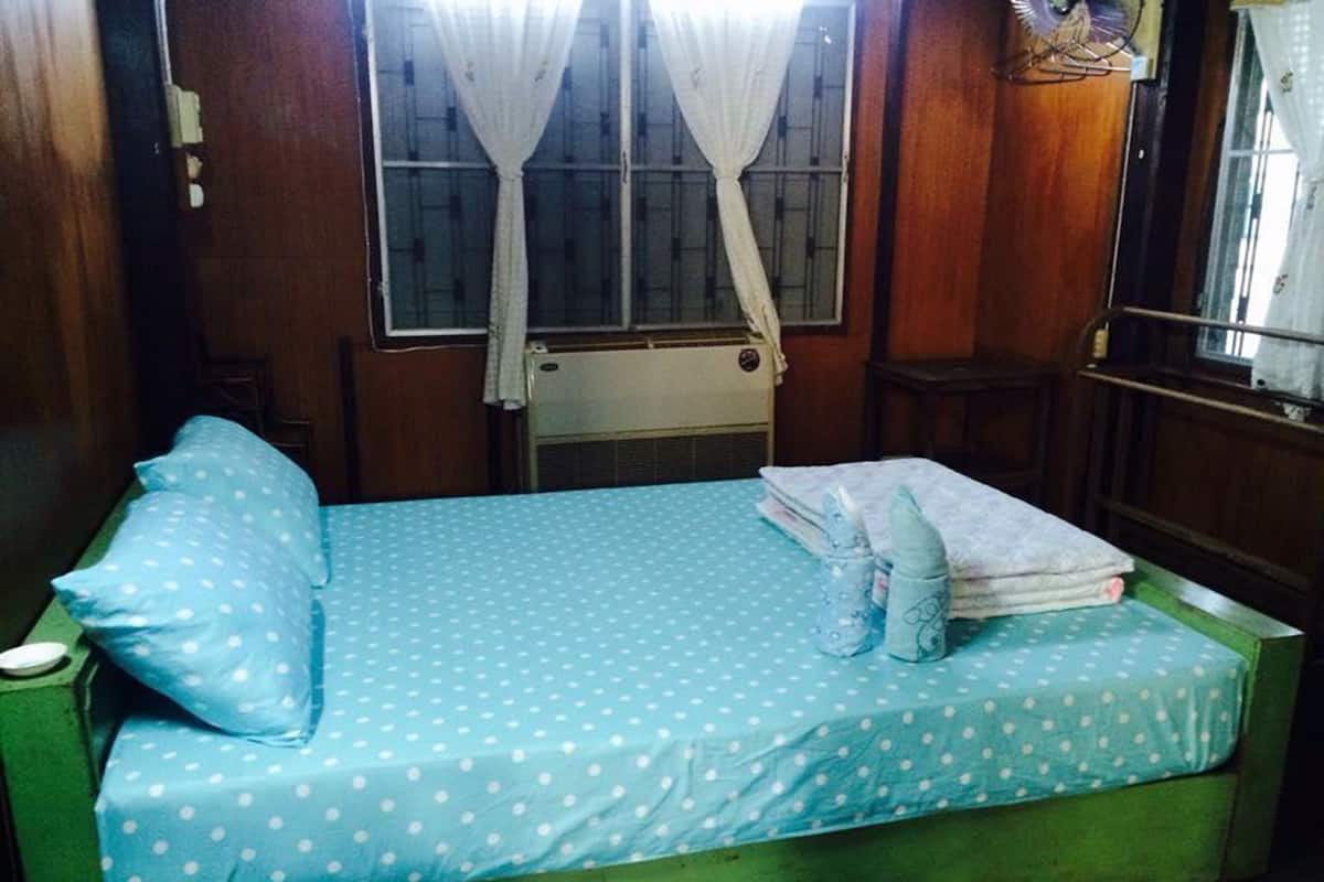 Small Double Fan Room | 熨斗/熨衫板、摺床/加床 (收費)、免費 Wi-Fi、床單