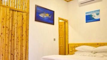 Habitación Deluxe | Minibar, caja de seguridad en la habitación, escritorio y camas extra