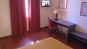 Double Room, Bathtub | Room amenity - Hôtel Boréal (Toulouse)