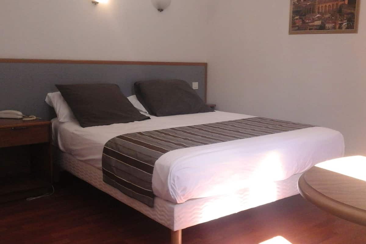Double Room | Desk, soundproofing, free cribs/infant beds, rollaway beds