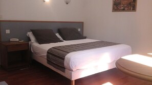Desk, soundproofing, free cots/infant beds, rollaway beds - Hôtel Boréal (Toulouse)