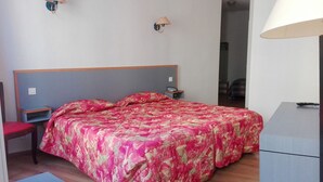 Triple Room, Bathtub | Desk, soundproofing, cribs (free), rollaway beds (surcharge) - Hôtel Boréal (Toulouse)