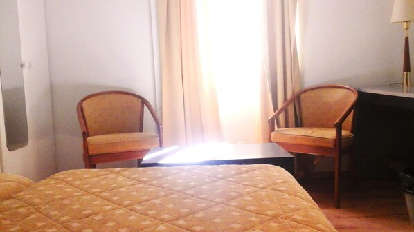 Desk, soundproofing, free cots/infant beds, rollaway beds - Hôtel Boréal (Toulouse)