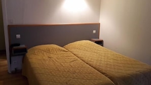 Twin Room, Bathtub | Desk, soundproofing, cribs (free), rollaway beds (surcharge) - Hôtel Boréal (Toulouse)
