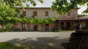 Front of property - Agriturismo Bio Aia della Colonna (Roccalbegna)