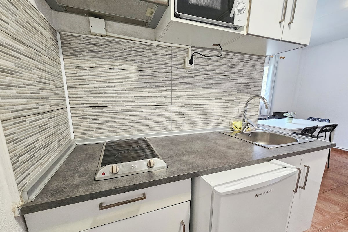 Appartement, 3 slaapkamers (5 pax) | Privékeuken | Een koelkast met diepvriezer, een microgolfoven, een kookplaat