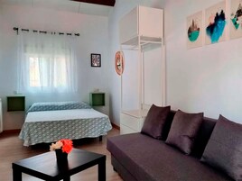 Estudio superior, 1 habitación | Zona de estar | Una televisión de pantalla plana