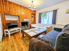 Chalet familiar, 5 habitaciones | Zona de estar | Una televisión de pantalla plana