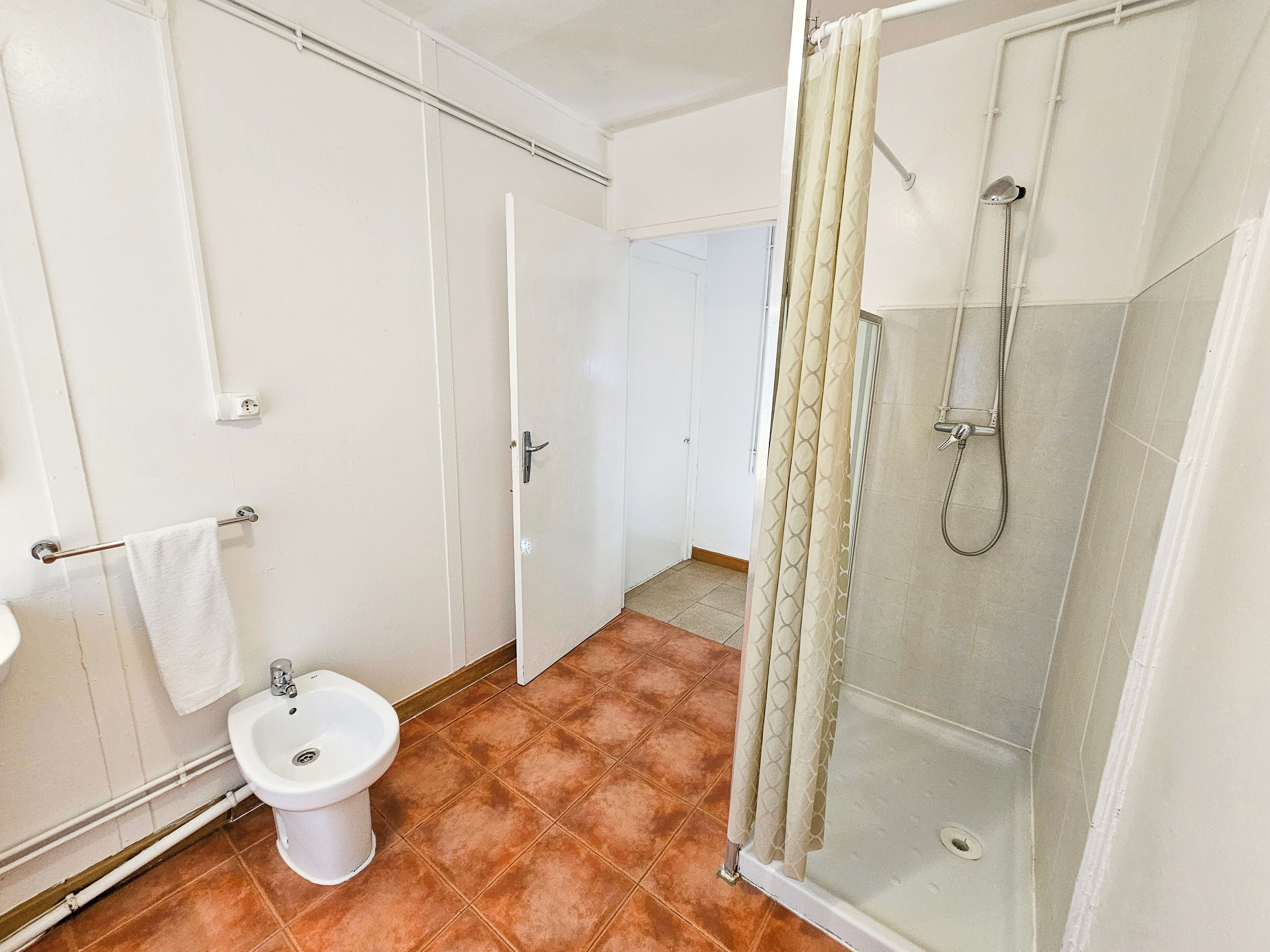 Un baño con ducha, inodoro y bidé.