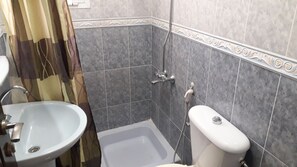 Studio Eksekutif | Kamar mandi | Shower, pancuran hujan, perlengkapan mandi gratis, dan sandal