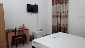 Gebar bulu kapas, bar mini, meja, ruang kerja komputer riba