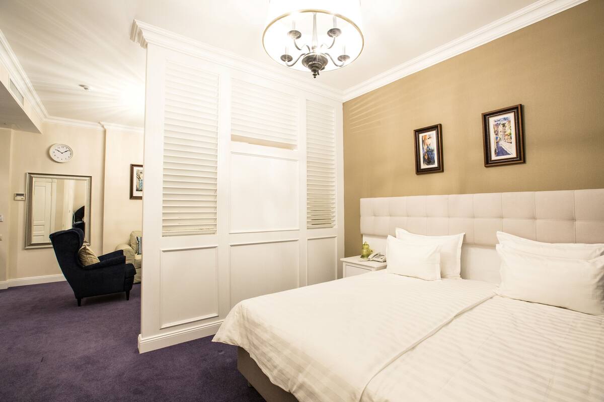 Deluxe Double or Twin Room | Minibar, in-room safe, desk, rollaway beds