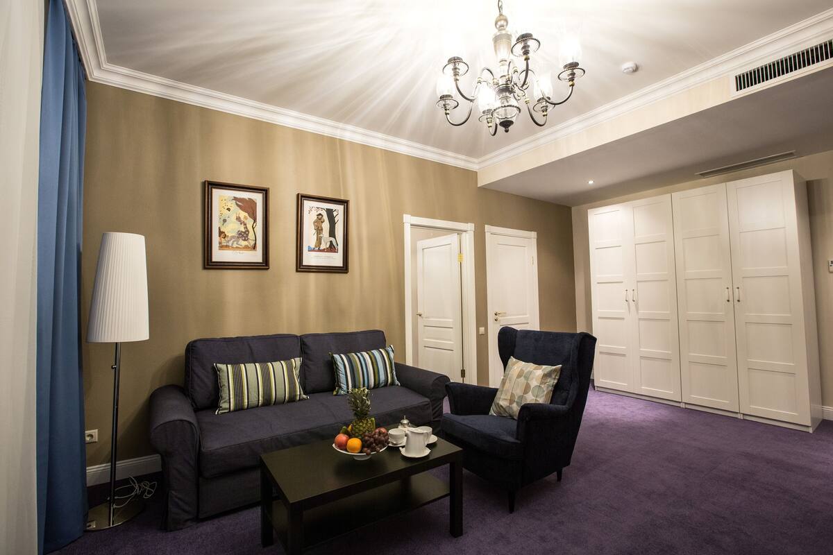 Suite, 1 Bedroom | Minibar, in-room safe, desk, rollaway beds