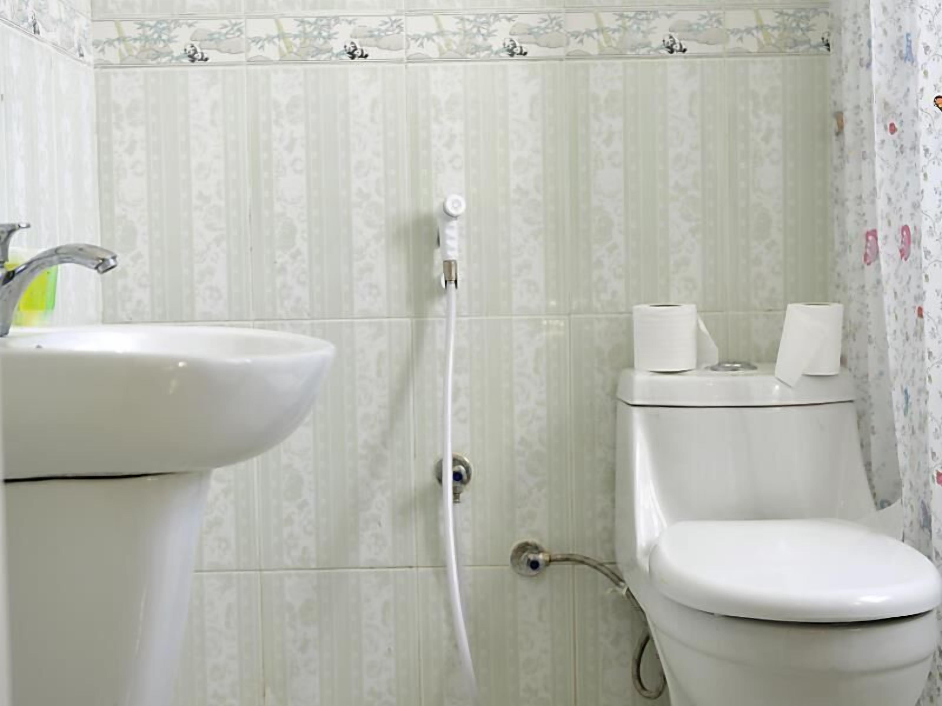 Regadera, amenidades de baño gratuitas, secadora de cabello, toallas 