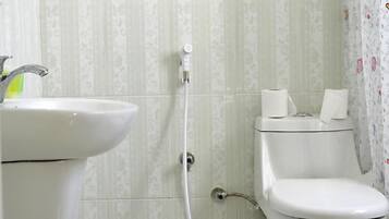 Regadera, amenidades de baño gratuitas, secadora de cabello, toallas