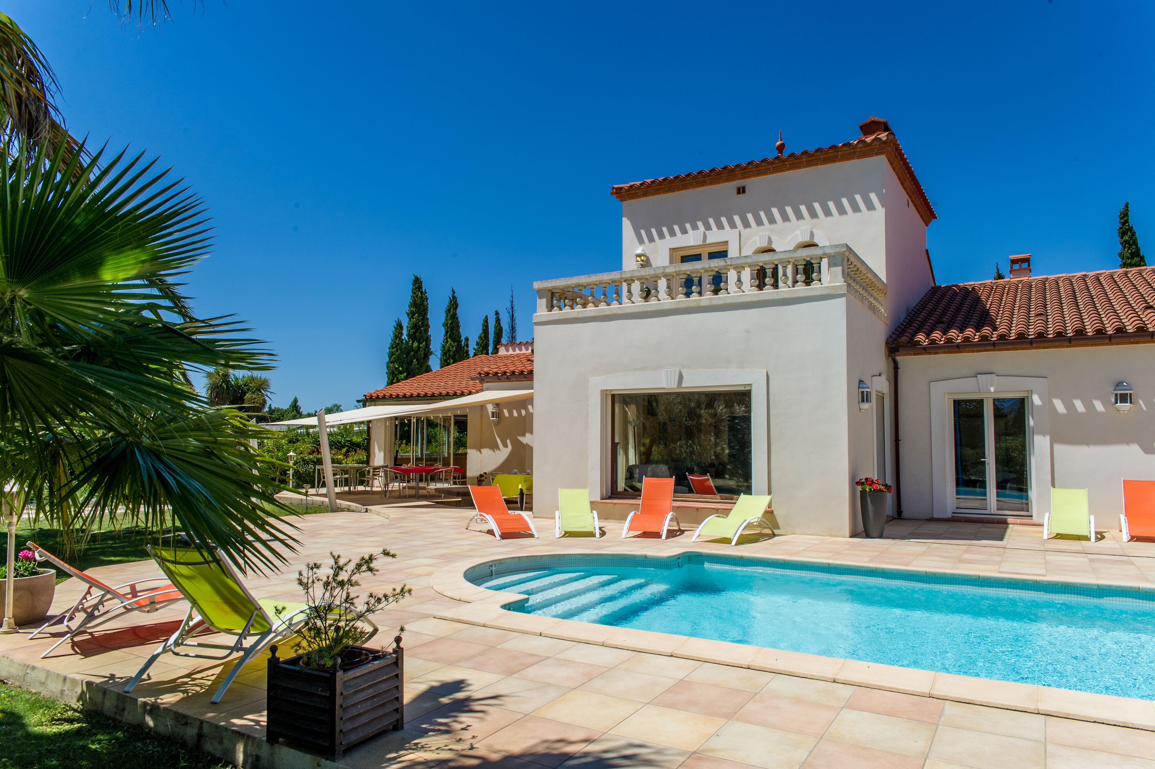 Outdoor pool, pool loungers
