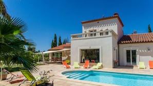 A modern house with a swimming pool, outdoor seating, and a well-maintained garden. - Mas Picton (Argelès-sur-Mer)
