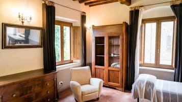 Superior Double Room, Garden View | Living area | 20-inch TV with satellite channels