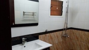 Shower, free toiletries, hair dryer (on request), towels - Aston Hotel Suites (Muscat)