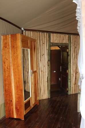 1 多间卧室、高档床上用品、办公桌、收费 WiFi